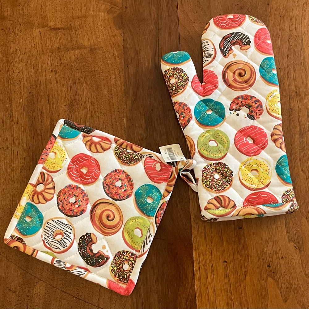 NWT Paper Source Donut Potholder Set
